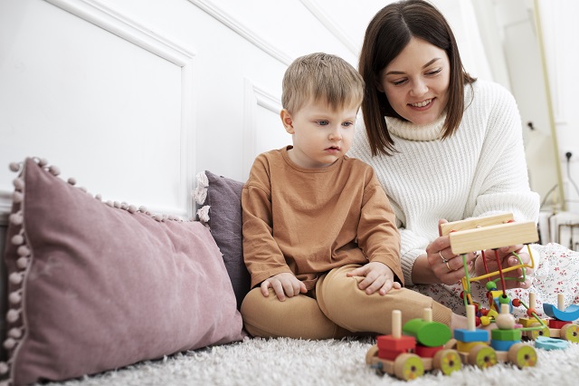 A Mom’s Guide to Montessori Toys: Enhancing Cognitive and Sensory Growth Through Play